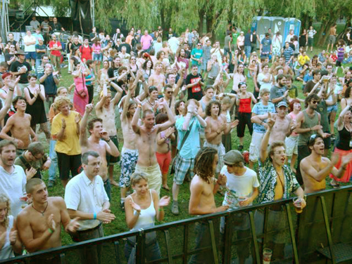 The audience watchin' Sonny and his Wild Cows