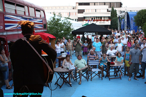 The audience watchin' Sonny and his Wild Cows